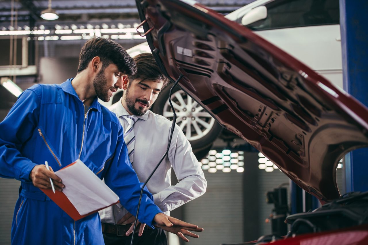 automotive maintenance mechanic explain repair condition to customer - Royal Tuning autó és motoros kiegészítő webshop