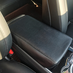 Tesla Model 3 könyöklővédő huzat – bőr 4 Tesla Model 3 könyöklővédő huzat – bőr - Image 4